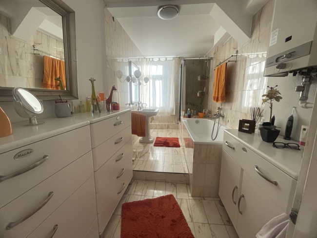 Bad 1.OG Gastronomie und Wohnung Frankfurt /M